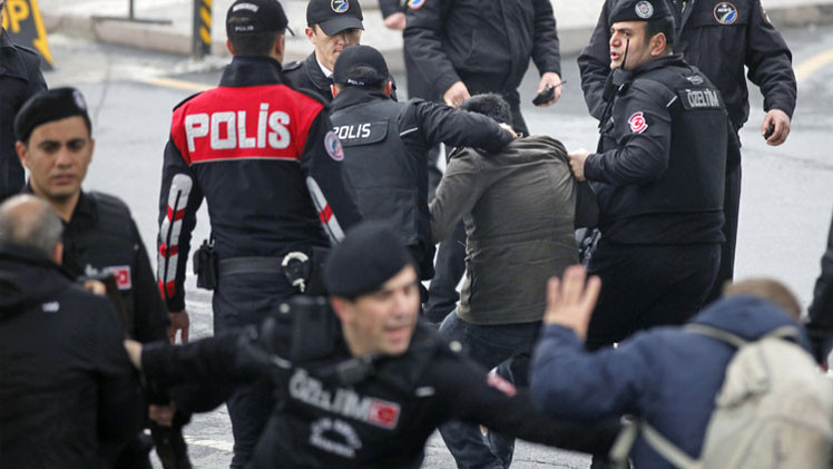 Explosiones y tiroteos en el tribunal de Estambul donde hay un fiscal secuestrado