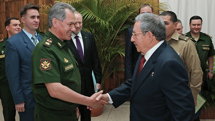 Serguéi Shoigú y Raúl Castro