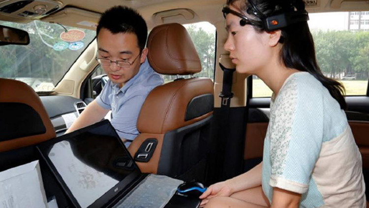 Investigadores chinos presentan un auto manejado por la mente