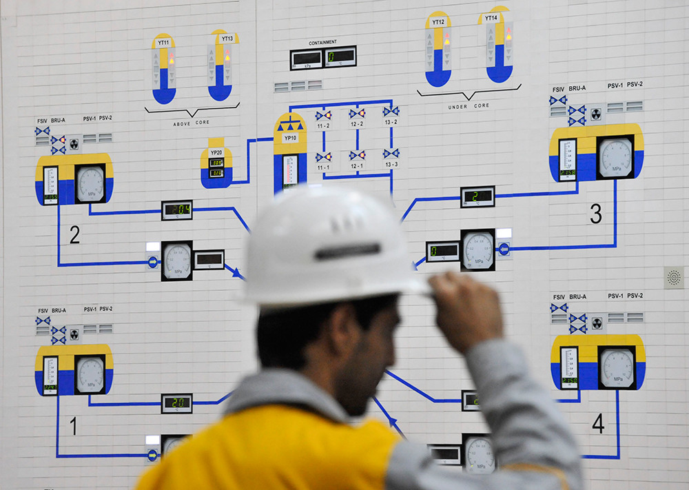 Un operador iraní controla una unidad de la central nuclear en Bushehr, 2009.