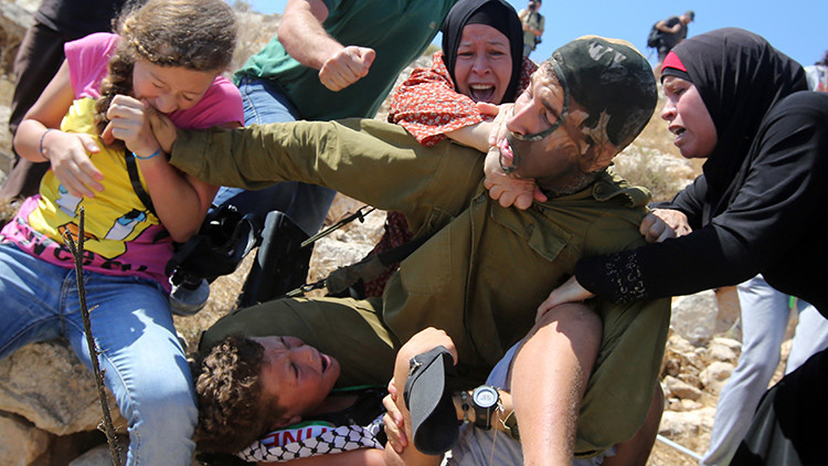 Soldado israelí arresta brutalmente a niño palestino