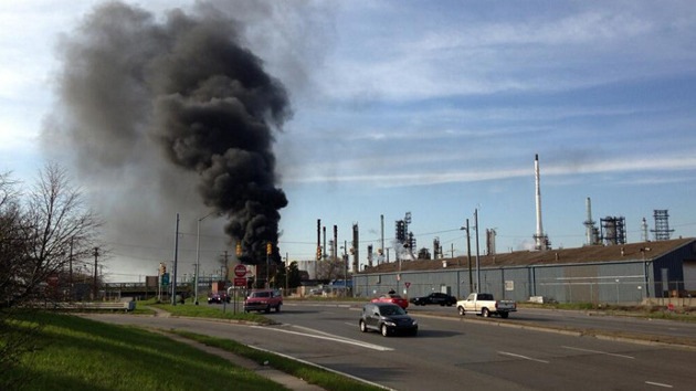 Video, fotos: Gran explosión en una refinería de Detroit