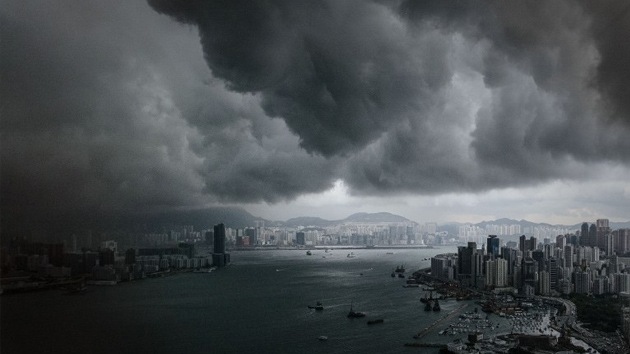 Nubes 'apocalípticas' invaden el cielo de Hong Kong