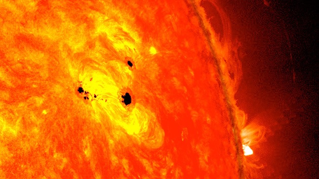 Un enorme macchia solare, sei volte più grande della Terra, rilevato dalla NASA