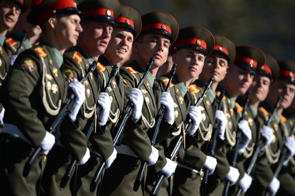Por primera vez participaron en el desfile de la Gran Victoria tropas de la academia militar de abastecimiento técnico y material 'General del Ejército Jruliov'.
