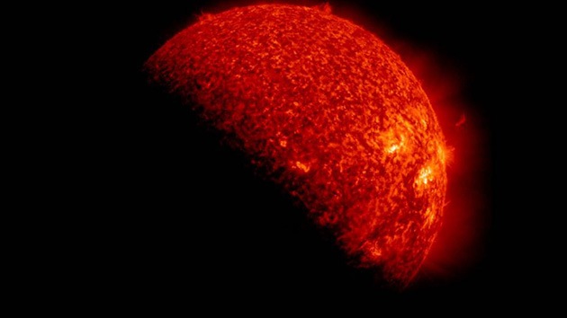 Impressionante l'immagine del Sole eclissato dalla Terra