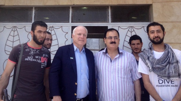 Un ex candidato presidencial de EE.UU. hace una visita sorpresa a los rebeldes en Siria