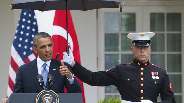 Barack Obama "abusó del poder" para no mojarse bajo la lluvia