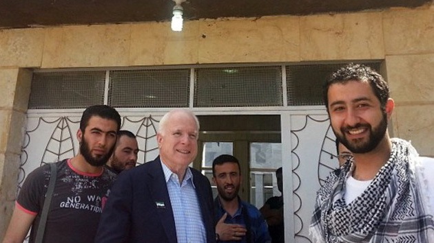 John McCain se fotografió con "terroristas y secuestradores" en Siria