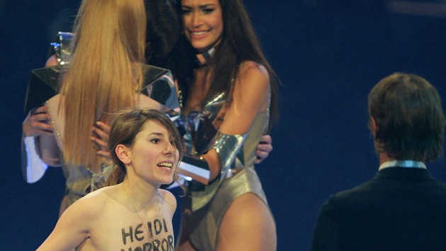 Femen da más guerra: irrumpen en 'topless' en un programa de modelos alemán