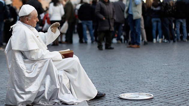 Arrestan en Roma a un artista callejero por parecerse mucho a Juan Pablo II