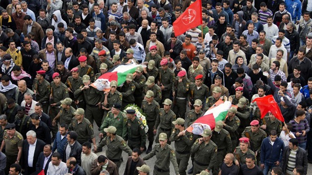 Jovenes palestinos lanzan cohetes hacia Israel en el funeral de un recluso árabe