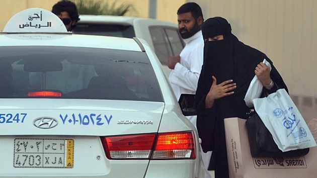 Condenan a prisión y latigazos a dos hombres en Arabia Saudita por ayudar a una mujer