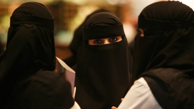 Mujer saudí regala a su marido una novia y un coche en compensación por su esterilidad
