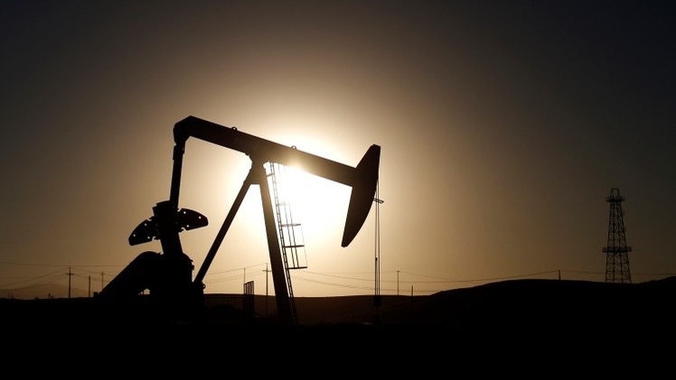 Experto: El precio del petróleo puede caer hasta 20 dólares por barril