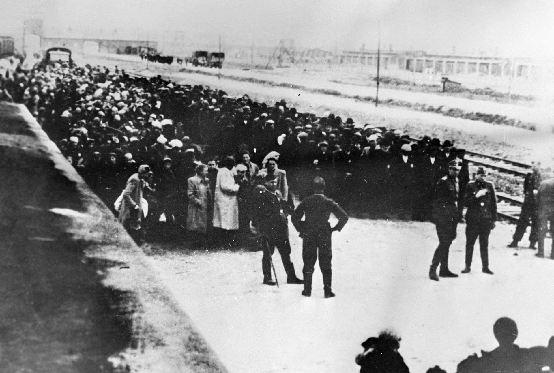 Transportan a los primeros prisioneros al campo de concentración.