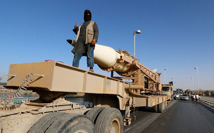 Miembro del EI está junto con un cohete. Siria (Raqqa), julio de 2014 