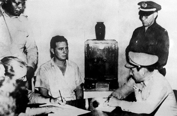 Fidel Castro, siendo interrogado en una comisaría