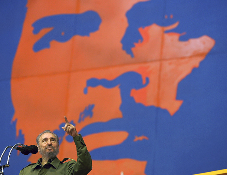 Fidel Castro frente a un retrato de 'Che'