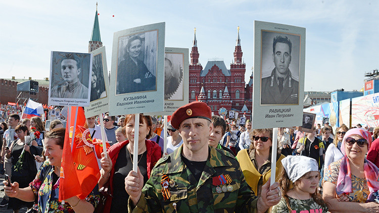 Las mil caras de la Victoria sobre el nazismo: El 'Regimiento inmortal' marcha por Moscú 
