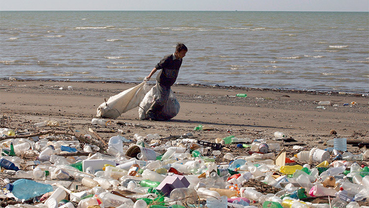 La basura que tiramos a los ríos, llega al mar y luego a la playa.