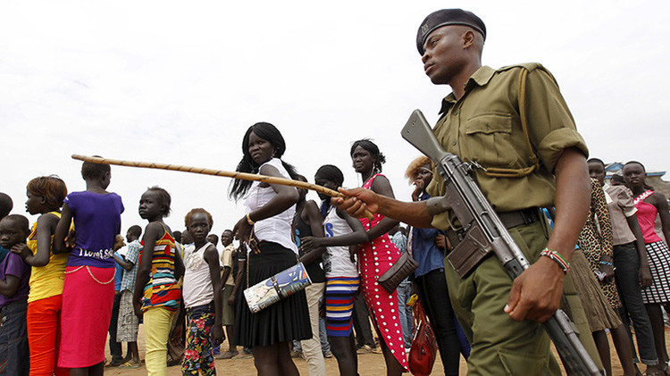 Mujeres en el sur de Sudán en medio de soldados