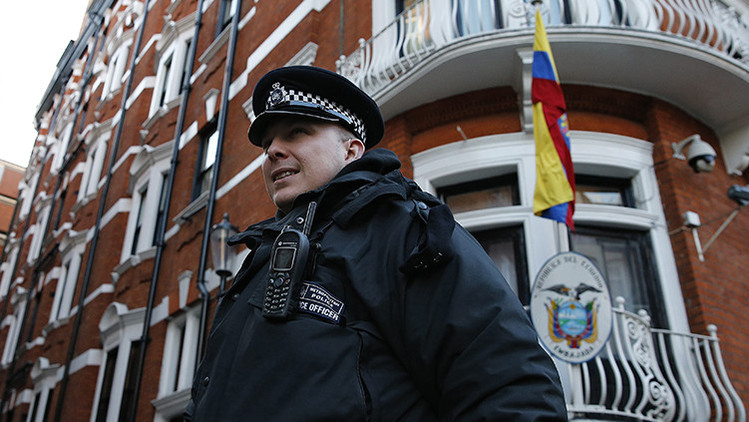 Un oficial de policía pasea junto a la embajada de Ecuador después de un cambio de turno en Londres