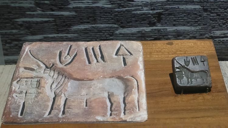 Una tableta con un unicornio en escritura Indo en el Museo Indio.