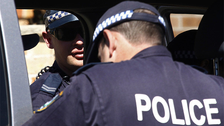 Agentes de policía ante una de las casas que fueron registradas en un suburbio del oeste de Sídney.