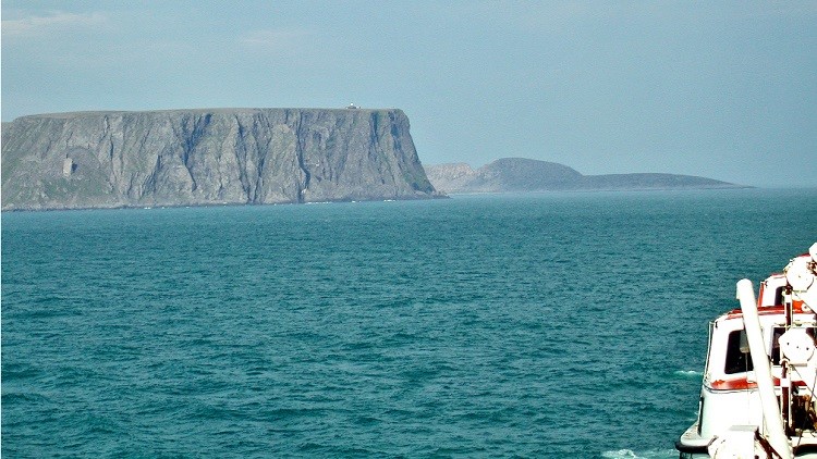 Cabo Norte (en primer plano), Knivskjellodden (al fondo).