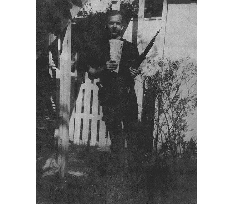 Foto de Lee Harvey Oswald con el rifle, tomada en el patio trasero de su casa en Dallas, en marzo de 1963.