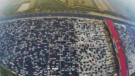 Automovilistas atrapados en un atasco en una autopista que conduce a la capital china mientras hicieron su viaje de regreso hacia el final de la celebración del Día Nacional, Beijing, China