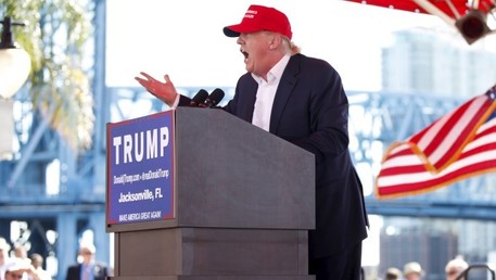 El precandidato presidencial Donald Trump da un discurso en un evento de su campaña electoral en Jacksonville, Florida.