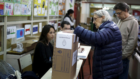 Un Argentino vota en los comicios generales en la ciudad de Buenos Aires el 25 de octubre del 2015.