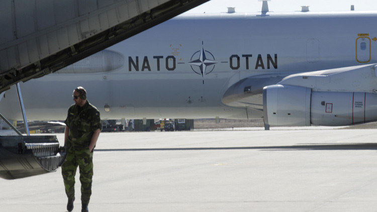 Un especialista militar inspecciona un avión de transporte sueco.
