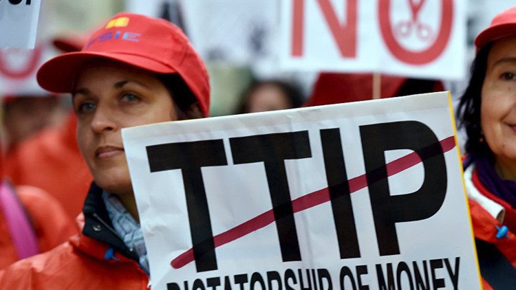 Una activista marcha en Bruselas contra la Asociación Transatlántica de Comercio e Inversión, la austeridad y la pobreza.