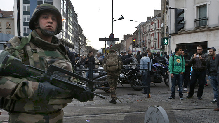 Soldados franceses aseguran la zona durante una operación antiterrorista en Saint-Denis.
