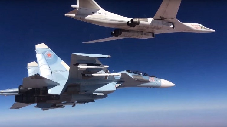 Cazas rusos escoltan a un bombardero Tu-160