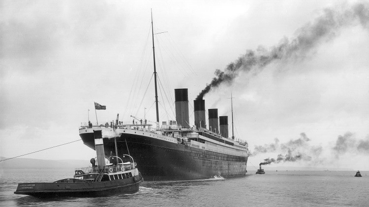 El Titanic dejando el puerto en Belfast para unas pruebas en el mar el 2 de abril de 1912