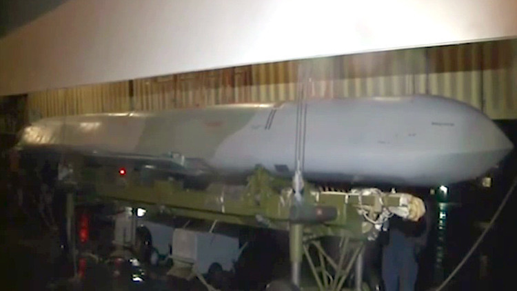 Instalación de un misil de crucero X-101 en un bombardero estratégico ruso Tu-160