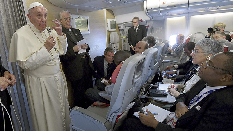 El papa Francisco habla con periodistas a bordo del avión papal, durante su vuelo de África a Roma, Italia, el 30 de noviembre de 2015.
