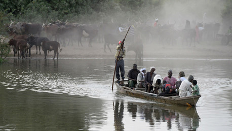 Vecinos locales atraviesan el lago Chad en un barco