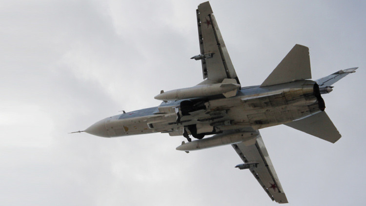 Un bombardero ruso Su-24 despegando del aeropuerto de Latakia, Siria.
