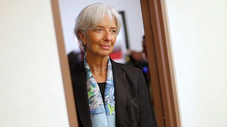 Christine Lagarde regresa a su oficina después de una entrevista en la sede del FMI en Washington el 1 de julio de 2015.