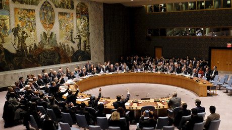 Miembros del Consejo de Seguridad votan en la Sede de Naciones Unidas, Nueva York, 18 de diciembre de 2015