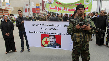 Manifestantes sostienen un cartel por la liberación del líder del PKK encarcelado Abdula Ocalan, durante una manifestación contra el despliegue militar turco en Irak