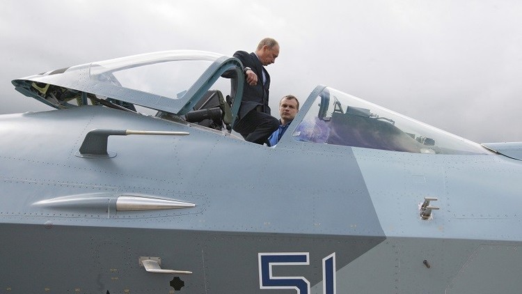 Un piloto de pruebas enseña a Vladímir Putin la cabina de un caza T-50 de quinta generación
