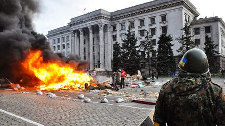 Activistas del grupo radical Sector Derecho prenden fuego a tiendas de campaña a las afueras de la Casa de los Sindicatos de Odesa