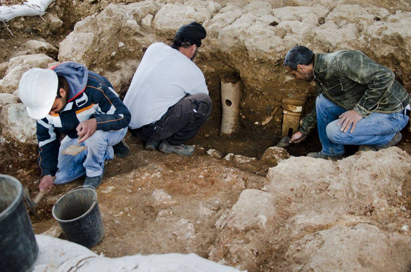 Los arqueólogos sacan de los cimientos de la estructura unos artefactos asociados con la vinicultura.
