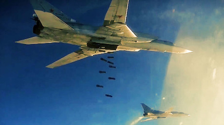 Bombardero ruso Tu-22 atacando  